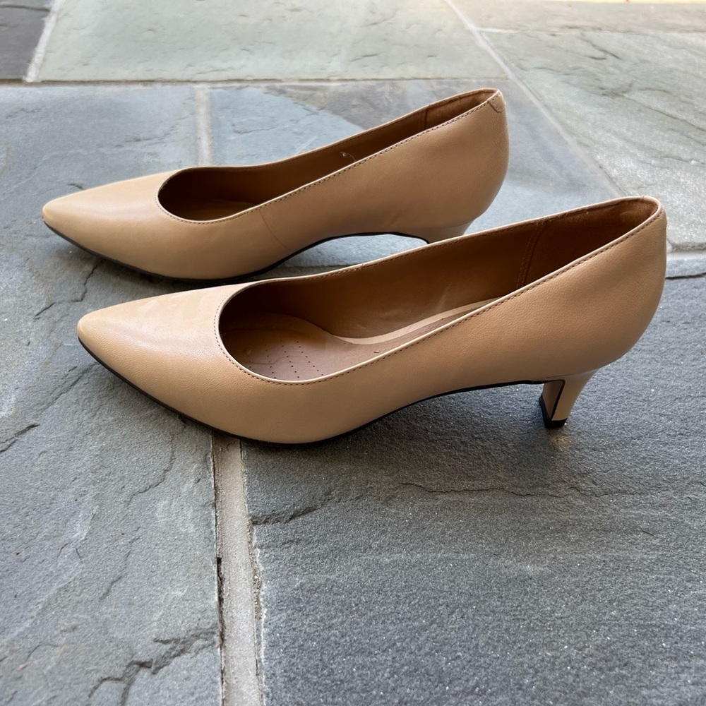 Clarks Nude Pumps | Size 8.5